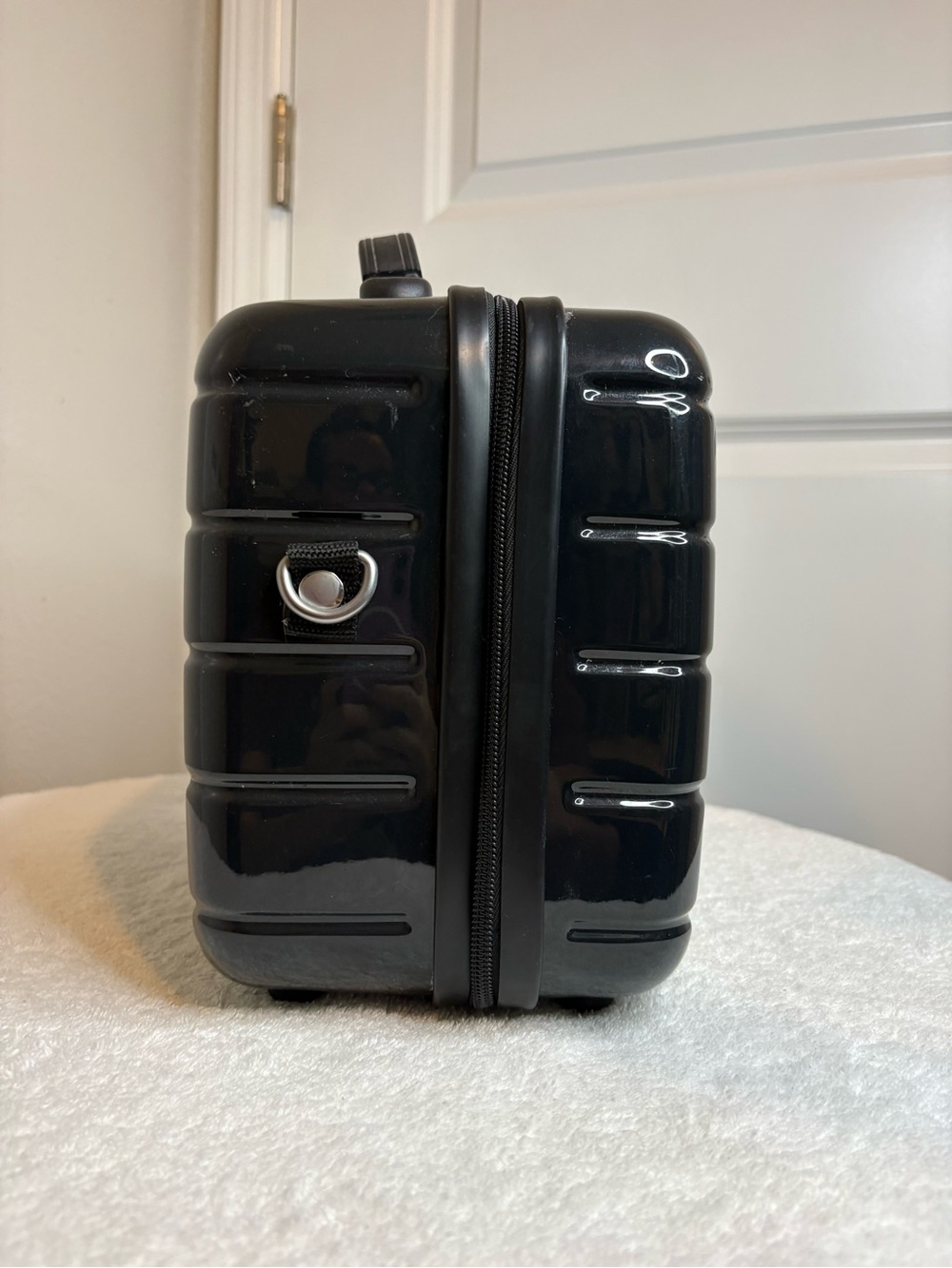 Black Hard-Shell Make-up Travel Case - Picture 2 of 9